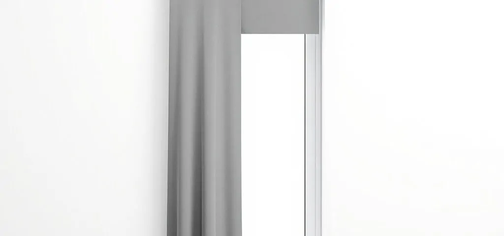 Motor de cortina rectangular en ventana vertical, con cortina geométrica y maceta terracota; ideal para motorización de persianas en Barcelona.