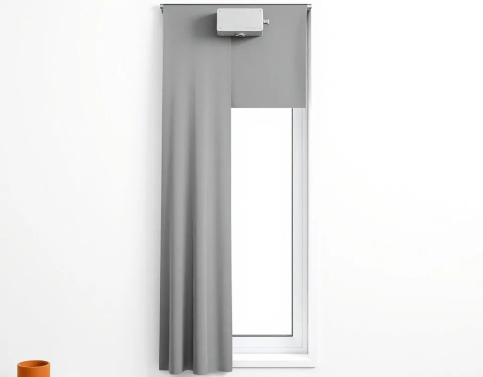 Motor de cortina rectangular en ventana vertical, con cortina geométrica y maceta terracota; ideal para motorización de persianas en Barcelona.