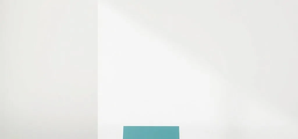 Una lamas de persiana metálica en aluminio centrada sobre un fondo blanco, con un precio en teal. Que empresa ofrece los mejores precios para la instalacion de persianas metalicas.