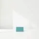 Una lamas de persiana metálica en aluminio centrada sobre un fondo blanco, con un precio en teal. Que empresa ofrece los mejores precios para la instalacion de persianas metalicas.