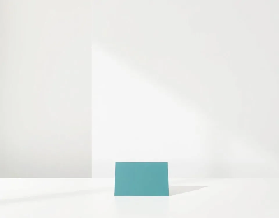 Una lamas de persiana metálica en aluminio centrada sobre un fondo blanco, con un precio en teal. Que empresa ofrece los mejores precios para la instalacion de persianas metalicas.