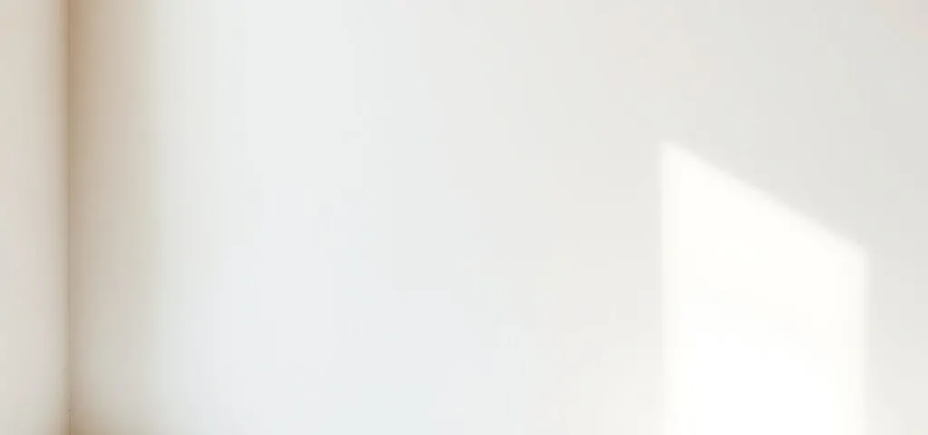 Sección de persiana veneciana con un destornillador en un alféizar, iluminados por luz suave; opciones económicas en Barcelona.