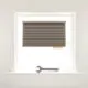 Composición minimalista con una persiana y una llave en una ventana, evocando "Donde puedo contratar un servicio de reparacion de persianas en Barcelona".