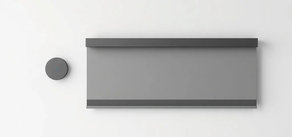 Composición minimalista con un cassette de persiana y un control inalámbrico, mostrando opciones de motorización recomendables para comercios.