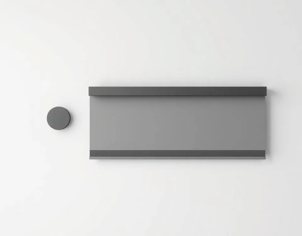 Composición minimalista con un cassette de persiana y un control inalámbrico, mostrando opciones de motorización recomendables para comercios.